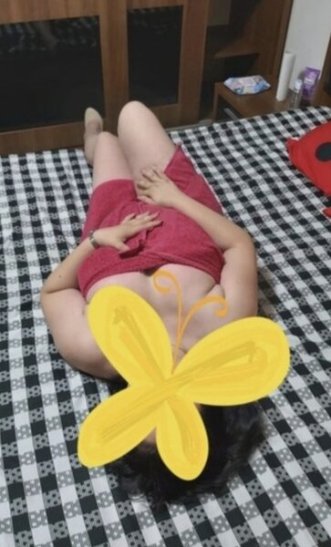 Buna, sunt Anya,